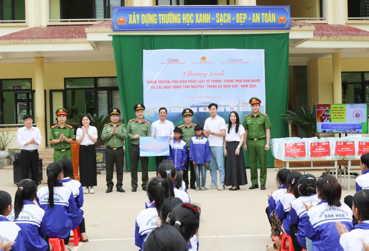 Giving gifts to students in mountainous areas of Quang Binh. Photo: Quang Binh Police