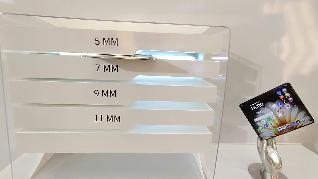 The impressive thinness of the Oppo Find N5. Photo: Nguyen Dang