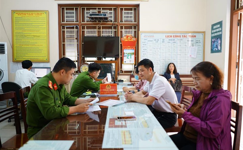 Phan Dinh Phung Ward Police, Thai Nguyen City guides people to carry out administrative procedures. Photo: Ministry of Public Security