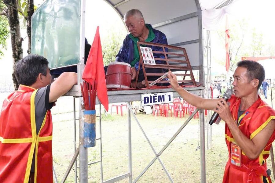 To tom diem – mot tro choi dan gian co tu lau, duoc tai hien tai Le hoi Hoa Lu nam 2025. Anh: Nguyen Truong