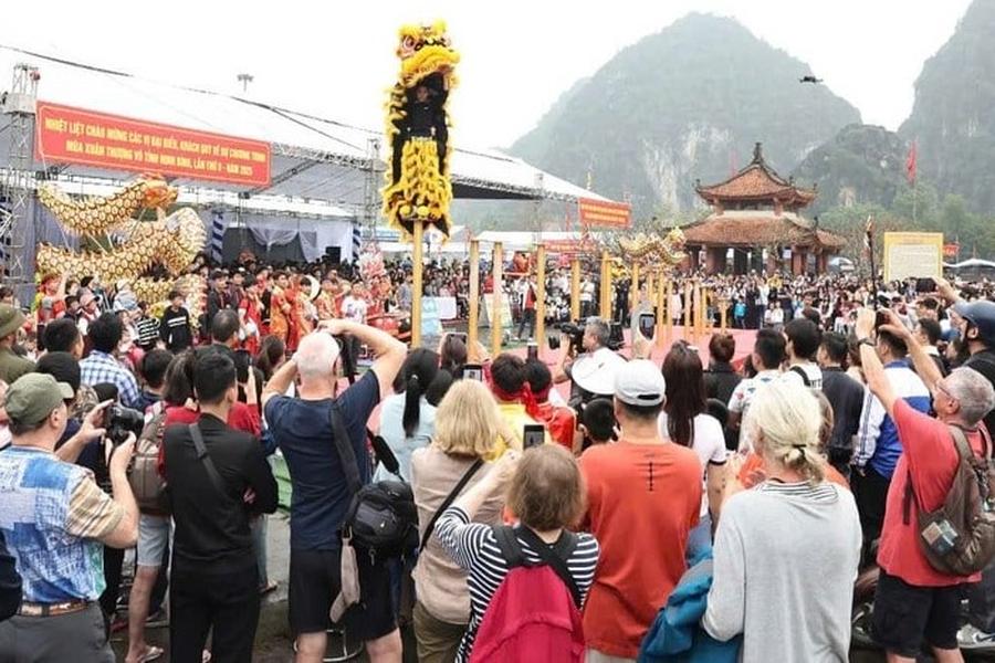Cac tro choi dan gian duoc khoi phuc, to chuc tai Le hoi nham giu gin net van hoa truyen thong, phat huy tinh than yeu nuoc, truyen thong lich su, khoi day niem tu hao dan toc. Moi tro choi dan gian mang y nghia rieng, mang lai nhieu niem vui, tieng cuoi va nhung trai nghiem thu vi cho nguoi dan va du khach thap phuong. Qua do gop phan quang ba net dep van hoa cua vung dat Co do den du khach, gop phan bao ton va phat huy nen van hoa Viet Nam tien tien, dam da ban sac dan toc. Anh: Nguyen Truong
