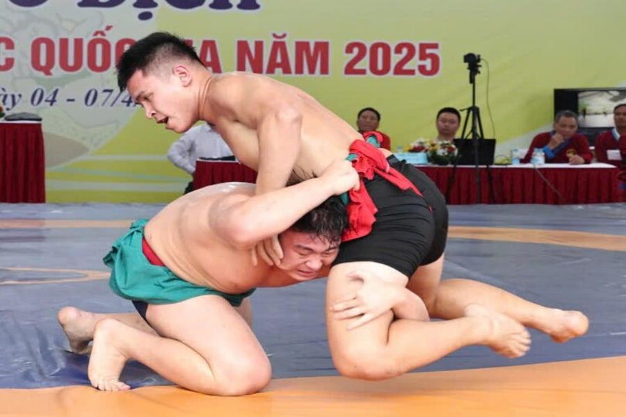 Thi dau vat. Anh: Nguyen Truong