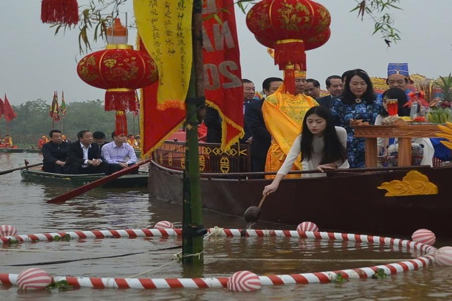 Le ruoc nuoc la nghi thuc dac biet, mo dau cho cac hoat dong van hoa tai Le hoi Hoa Lu. Anh: Nguyen Truong