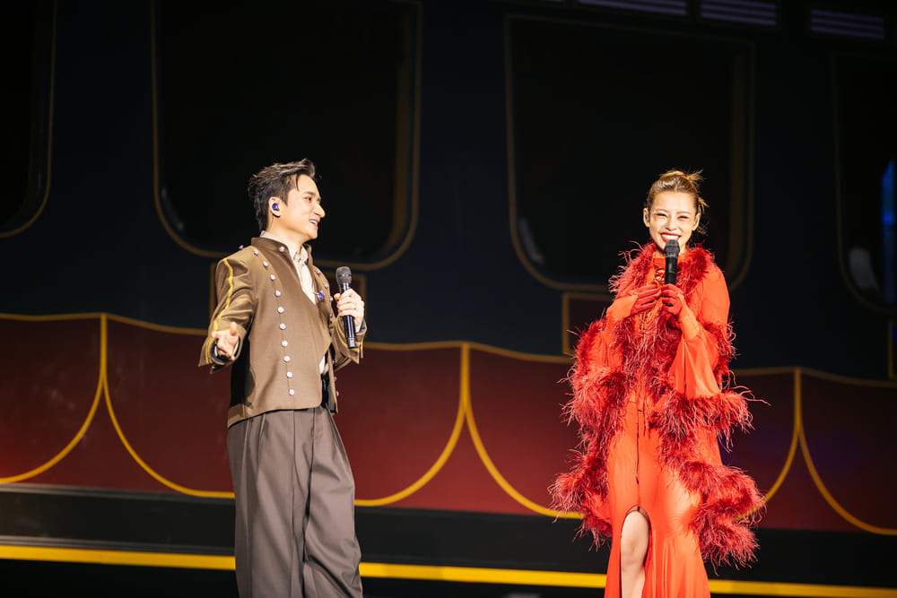 Khach moi nu duy nhat trong liveconcert la Bui Lan Huong. Co bay to su nguong mo voi Phan Manh Quynh va hanh phuc thay cho nhung thanh cong ma anh dat duoc. Anh: NVCC
