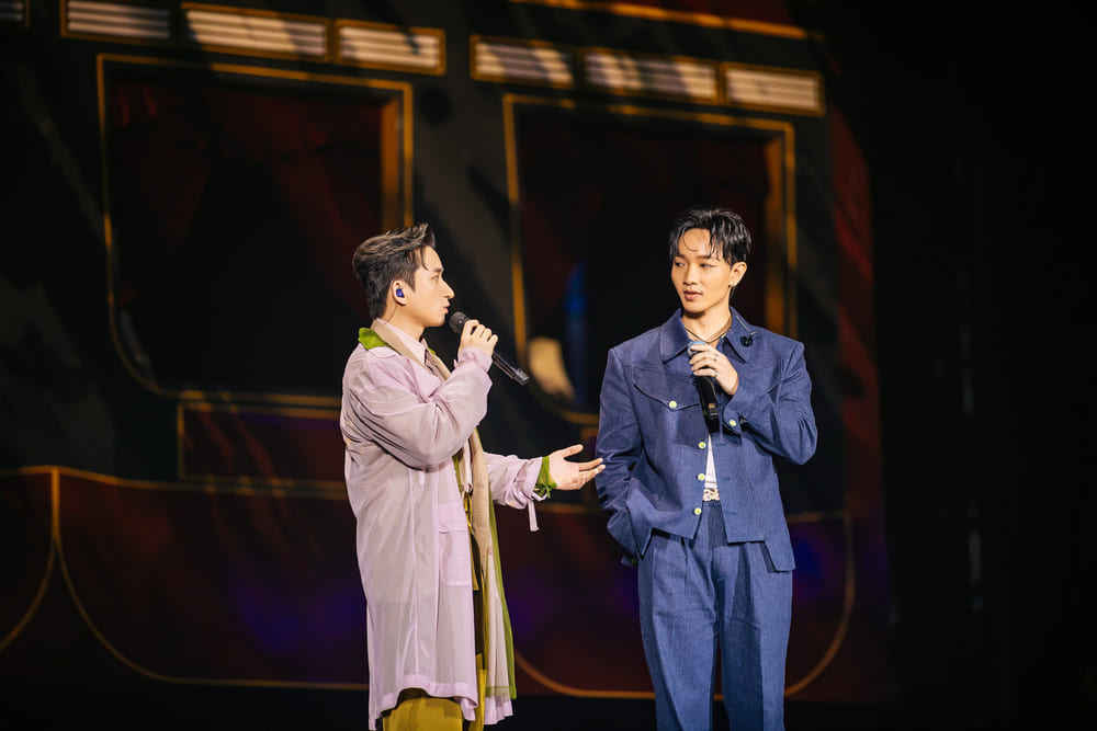 Hoang Dung duoc xem la “an so” thu vi khi lan dau tien ket hop cung Phan Manh Quynh trong tiet muc Sao cha khong x Di dau de thay hoa bay. Day la ban mash-up tao nen tu hai ca khuc - Sao cha khong cua Phan Manh Quynh va Di dau de thay hoa bay cua Hoang Dung, duoc thuc hien danh rieng cho concert nay. Tiet muc khien khong gian cung Quan Ngua tro nen lang dong voi nhung cau hat nhu cuoc tro chuyen cua hai nguoi dan ong ve cha. Day cung la mot trong nhung tiet muc gay xuc dong nhat cua dem nhac.
