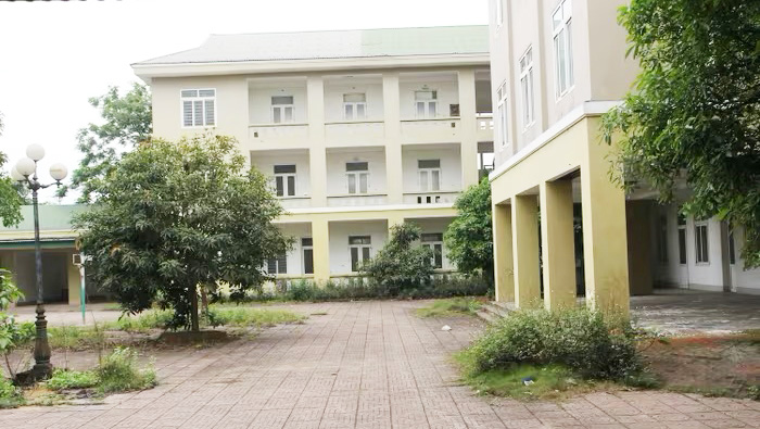 The headquarters of the Nghe An HIV/AIDS Prevention Center has been abandoned for many years. Photo: Anh Ngoc