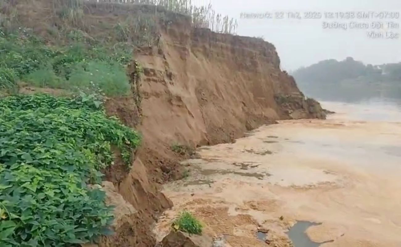 Ma River is eroded due to illegal sand mining. Photo: Quach Du