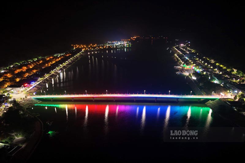 Khi man dem buong xuong, thi xa nho nhat Viet Nam tro nen lung linh huyen ao giua nui rung Tay Bac.