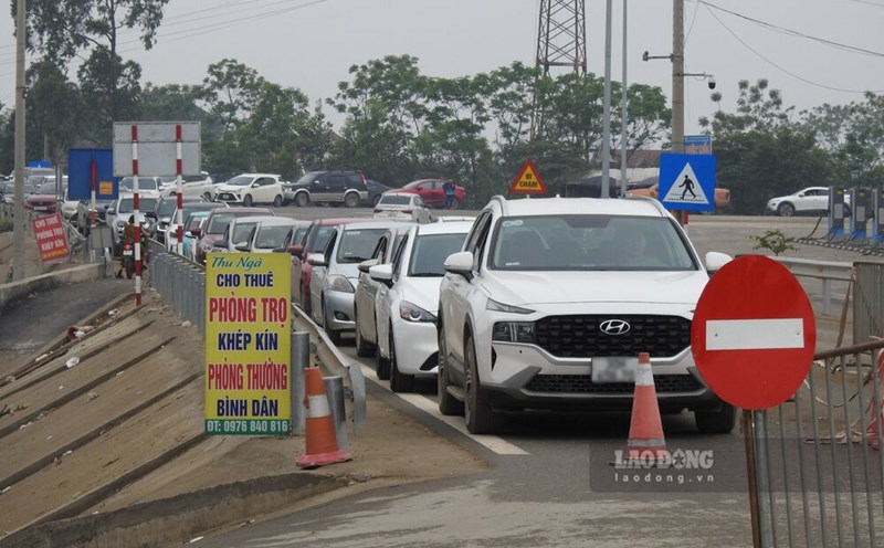 A long line of cars waiting to cross Phong Chau pontoon bridge. Photo: To Cong.