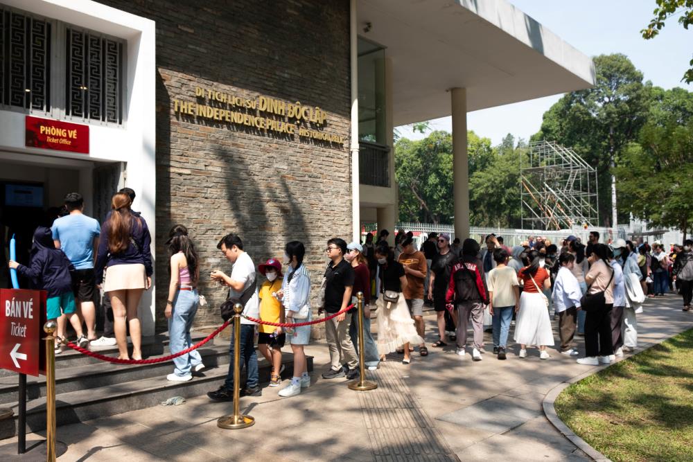 The Golden gate is crowded with visitors on the anniversary of the ancestors. Photo: Anh Ngoc