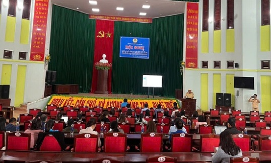 Scene of the conference to disseminate legal regulations on traffic safety and disseminate the 2024 Trade Union Law to trade union organizations, union members, and workers. Photo: Thu Ha