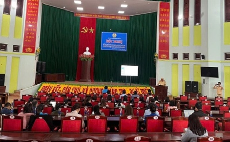 Scene of the conference to disseminate legal regulations on traffic safety and disseminate the 2024 Trade Union Law to trade union organizations, union members, and workers. Photo: Thu Ha