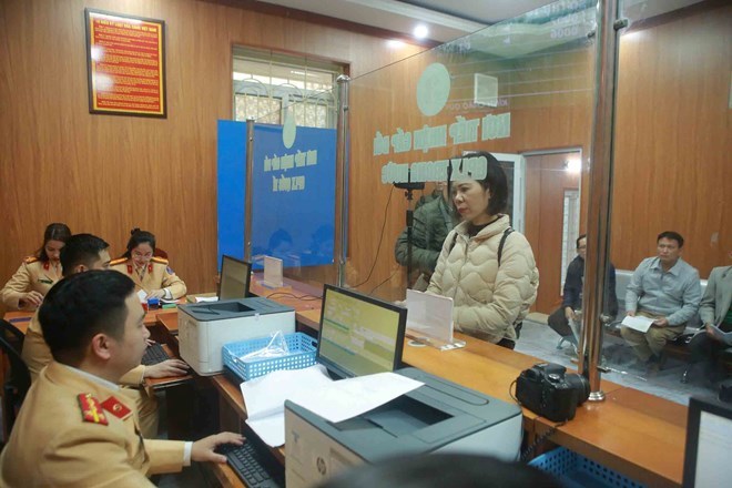 In 2025, the automatic class B1 driving license will be changed and reissued to a class B driving license with the limitation of only being allowed to drive automatic cars. Photo: Huu Chanh