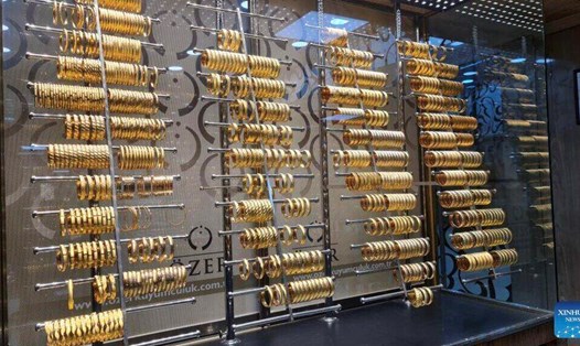 Giá vàng thế giới đang ở mức thấp nhất trong hơn 3 tuần qua. Ảnh: Xinhua