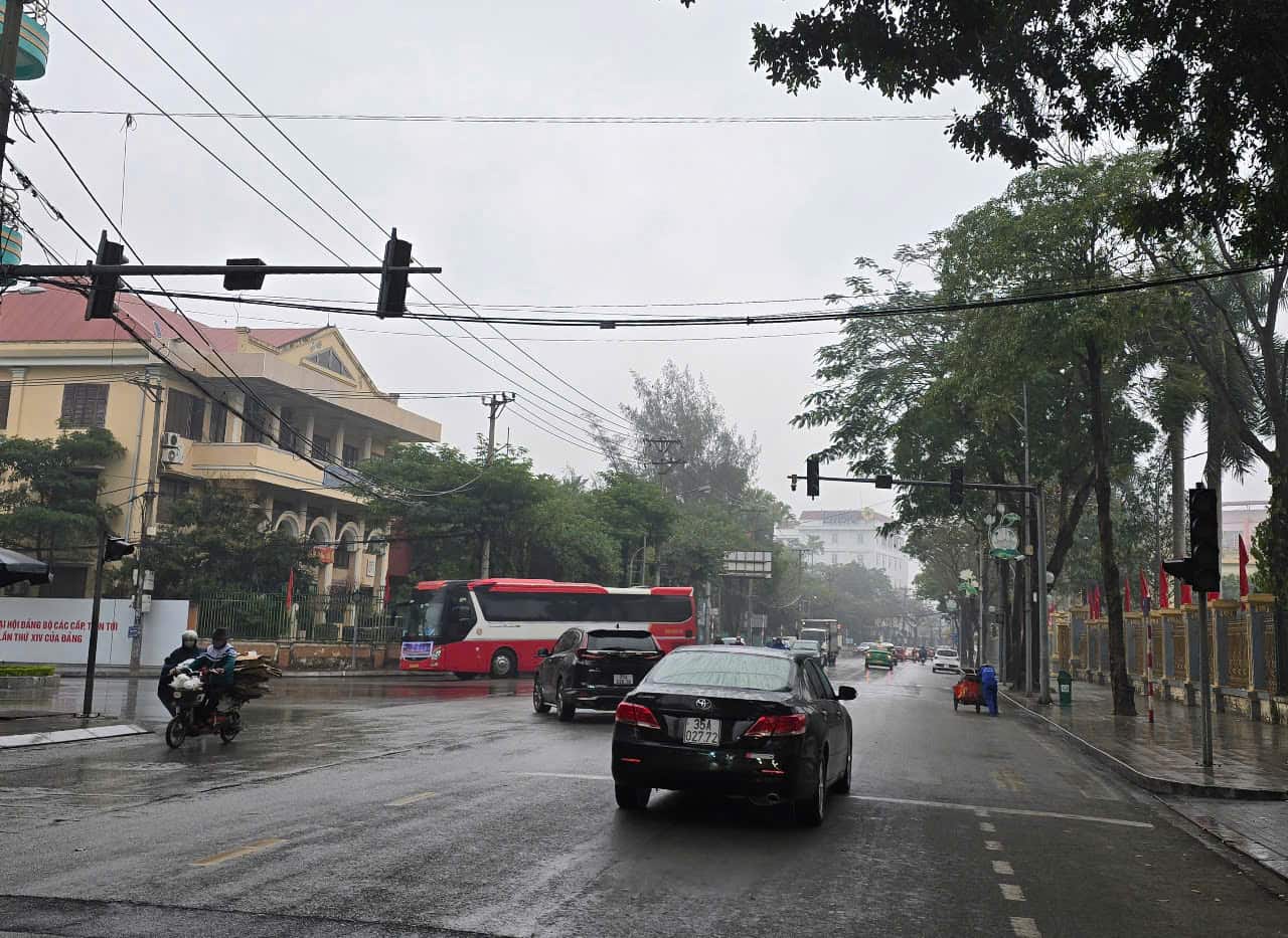 The traffic light system installed at the intersection between Dinh Tien Hoang and Le Hong Phong streets (Hoa Lu, Ninh Binh) has been losing signal for many years. Photo: Nguyen Truong