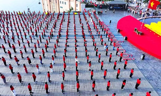 Lễ thượng cờ trên đỉnh núi Bà Đen trong ngày Giỗ Tổ Hùng Vương. Ảnh: Thế Toàn