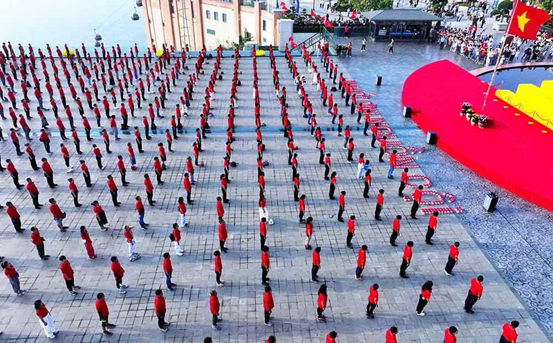 The flag-raising ceremony on the top of Ba Den Mountain on the day of the Hung Kings' Commemoration Day. Photo: The Toan