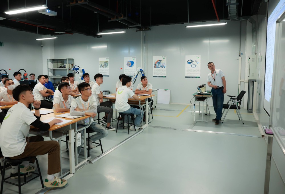 According to the draft Law on Teachers, the salary policy for teachers is arranged with priority. Illustrative photo: Hai Nguyen