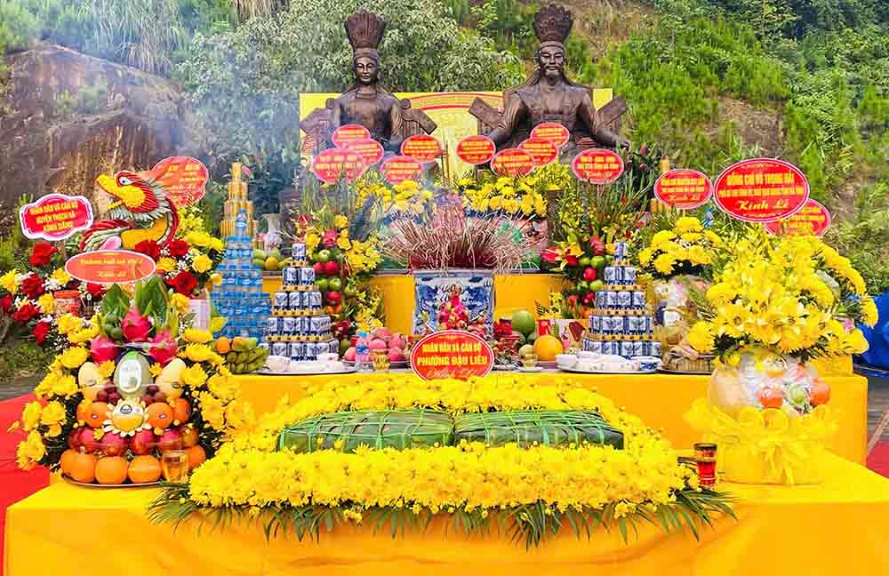 Cac vat pham dang cung Vua Hung o Ha Tinh. Anh: Linh Hong.
