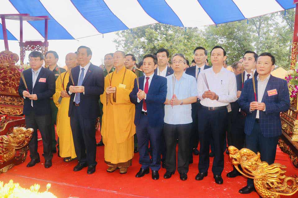 Delegates offer incense at the National Ancestor's Commemoration Ceremony of Hung Vuong in Ha Tinh. Photo: Linh Hong.
