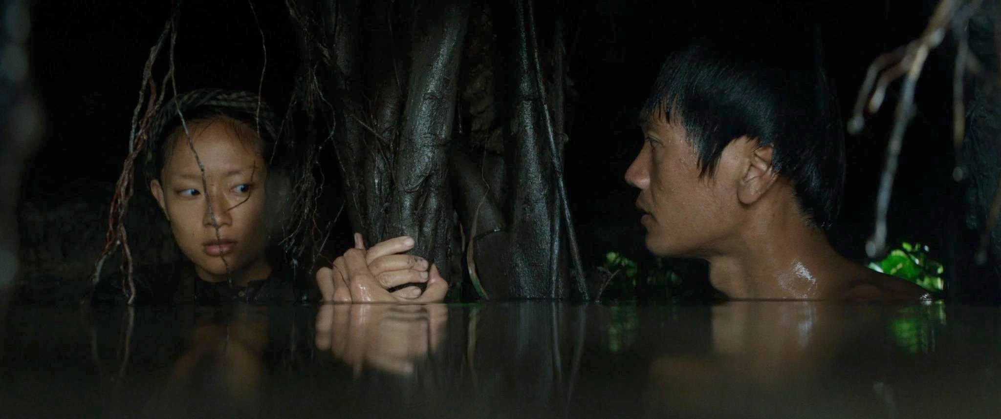 Quang Tuan and Ho Thu Anh in the movie "Tunnel: Sun in the dark". Photo: Producer