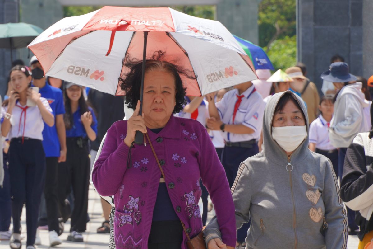 “Day khong chi la dip tuong nho cac Vua Hung ma con la co hoi de cac the he trong gia dinh hieu them ve lich su, ve coi nguon cua dan toc. Nhin dong nguoi dong dao nhu the nay, toi cang them tu hao ve truyen thong “uong nuoc nho nguon” cua nguoi Viet minh”, ba Lan cho hay.