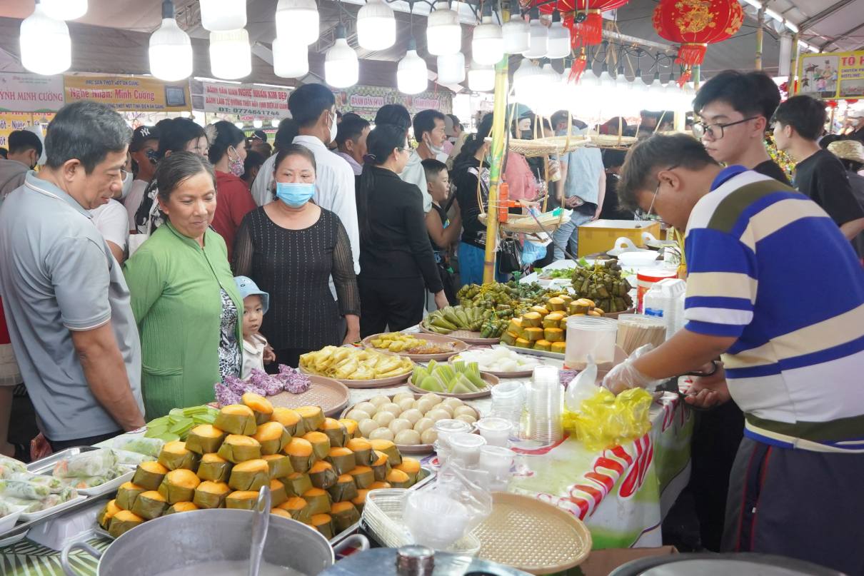 Tai day, nguoi dan va du khach chen chan tai cac gian hang banh truyen thong.