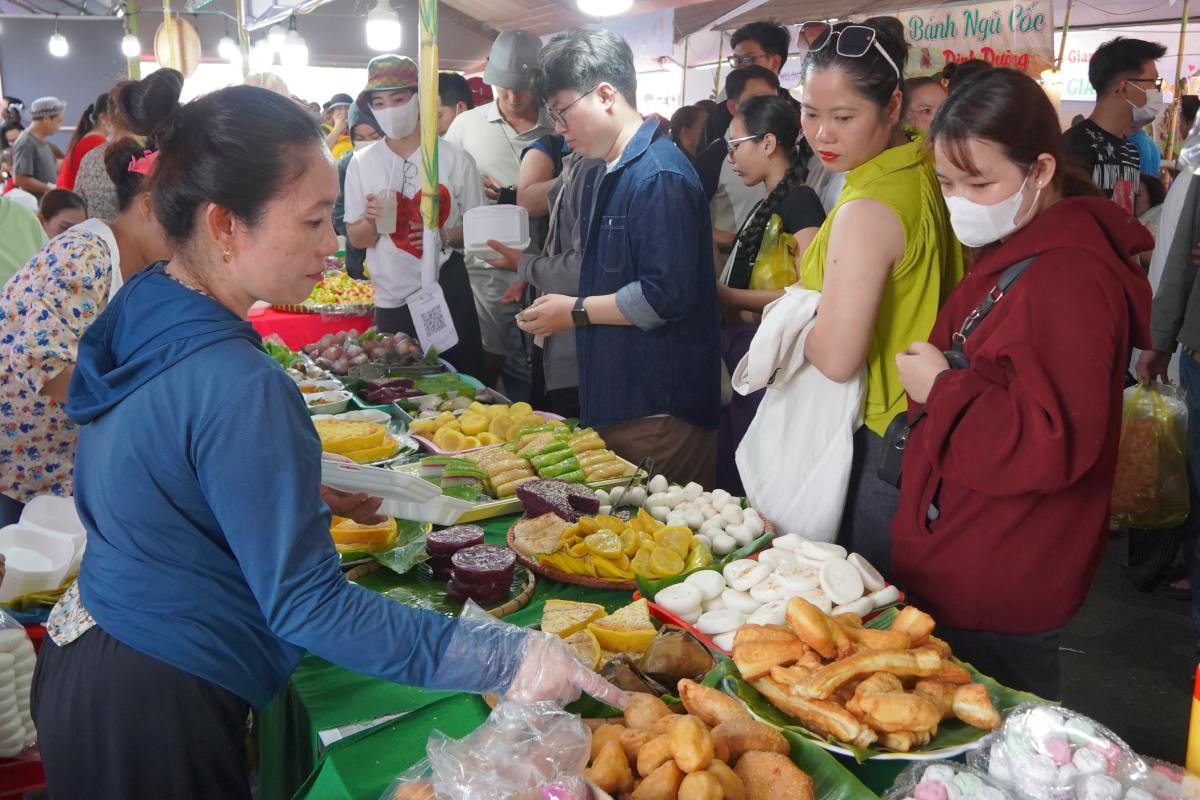 Cach Den tho Vua Hung khong xa, khong khi nao nhiet cua Le hoi banh dan gian Nam bo cung dang dien ra.