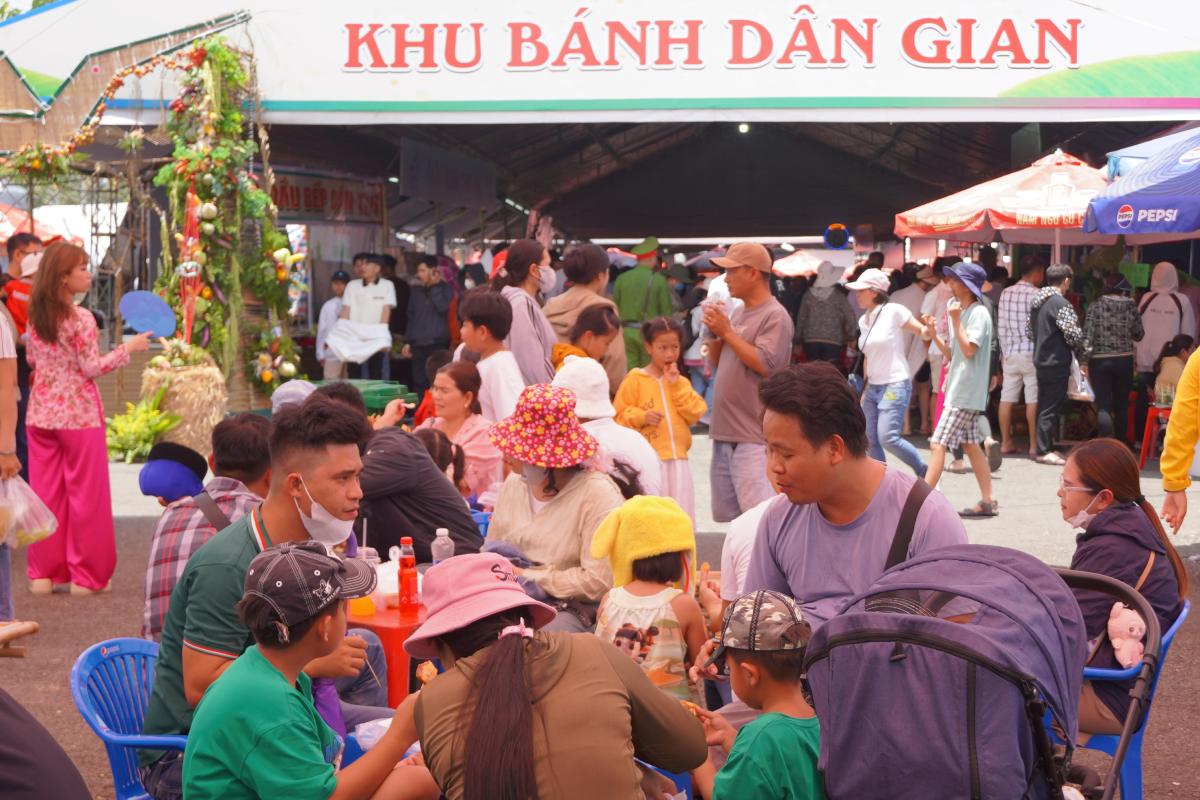 Ben trong khong khi co phan ngot ngat, nhieu nguoi da chon cach mang banh ra ngoai de vua thuong thuc, vua tan huong khong gian thoang dang.