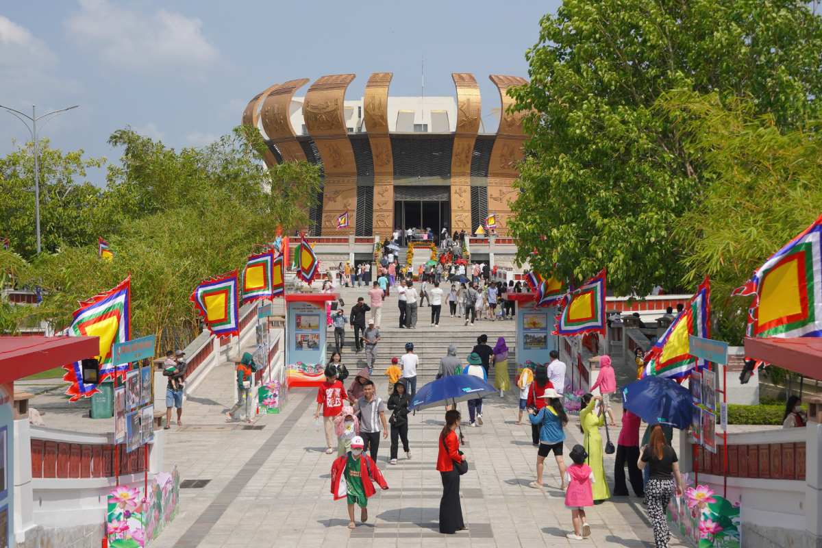 Ngay 7.4 (tuc 10.3 am lich, Gio To Hung Vuong), ghi nhan cua phong vien Bao Lao Dong tai Den tho Vua Hung o thanh pho Can Tho, tu sang som den dau gio chieu, nhung doan hanh huong voi du moi lua tuoi cung nhau ve Den Hung dang huong.