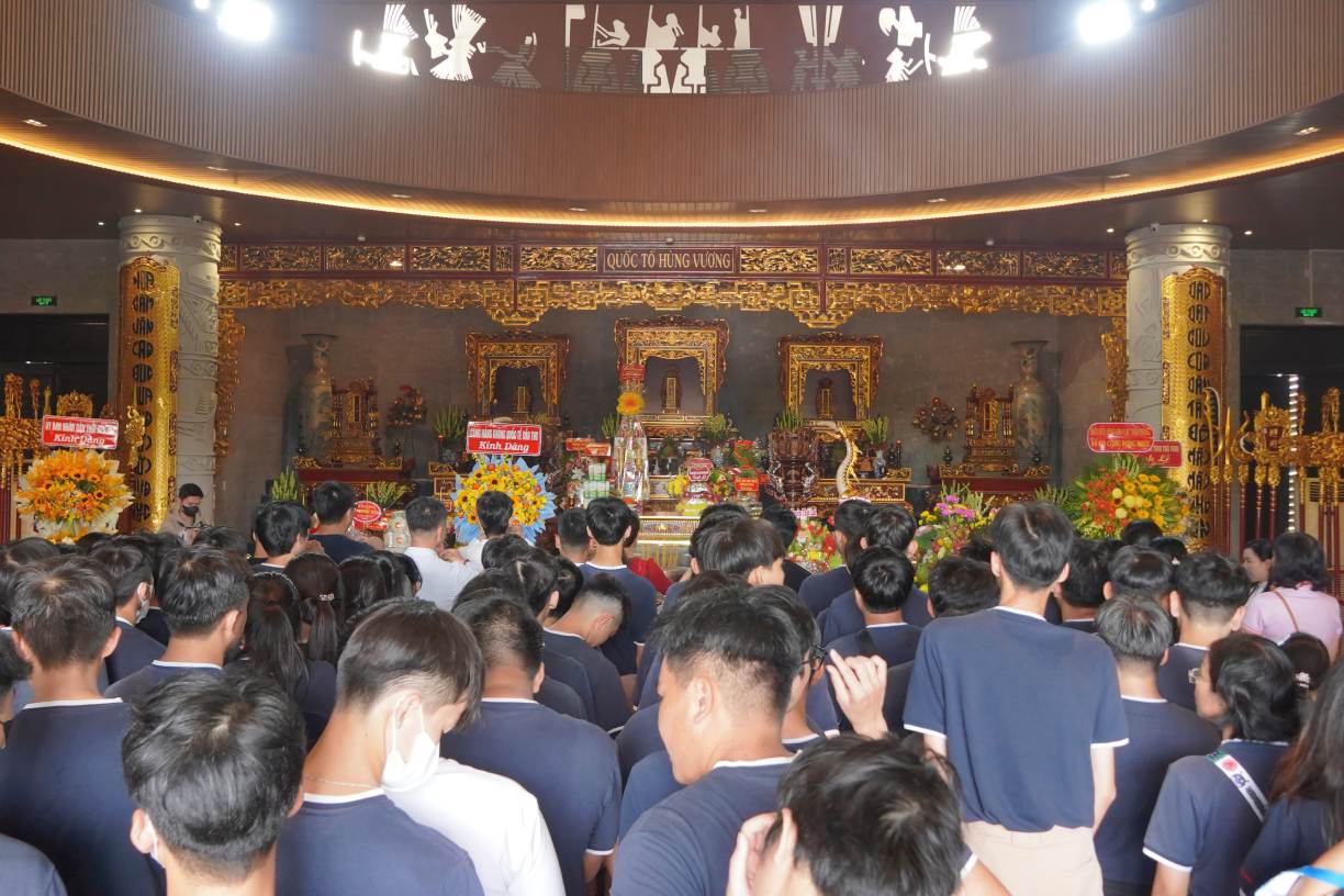 Khong chi co nguoi dan dia phuong, ma rat dong du khach tu khap moi mien dat nuoc, tham chi ca nhung nguoi con xa xu cung tim ve Den Hung o Can Tho trong ngay le trong dai nay.
