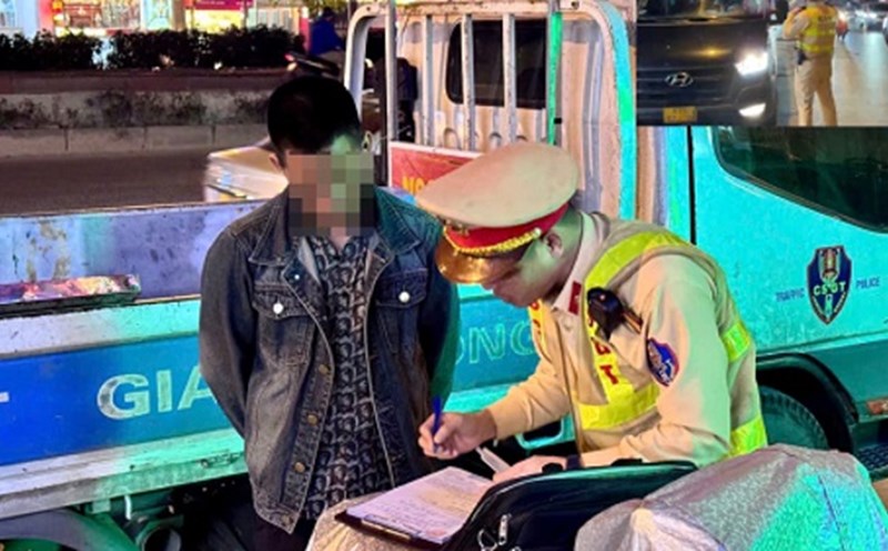 Traffic police inspected and handled limousine vehicles with license plate 17B-022.xx violating the complaint via iHanoi. Photo: CA Hanoi