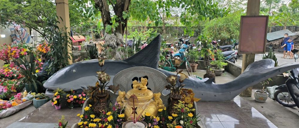 Tuong ca voi (thuong goi ton kinh la ca Ong) duoc lap lau tho trong khuon vien Den Cua Lan. Anh: Nam Hong