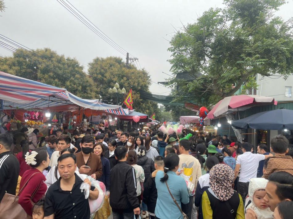 Luong nguoi ve khu di tich Den Tien La tang cao dot bien trong khoang 3 ngay nay. Anh: Nam Hong