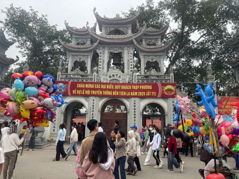 People flocked to Tien La Temple (Doan Hung Commune, Hung Ha District, Thai Binh Province) this afternoon, April 7, before the official opening ceremony in the evening. Photo: Nam Hong