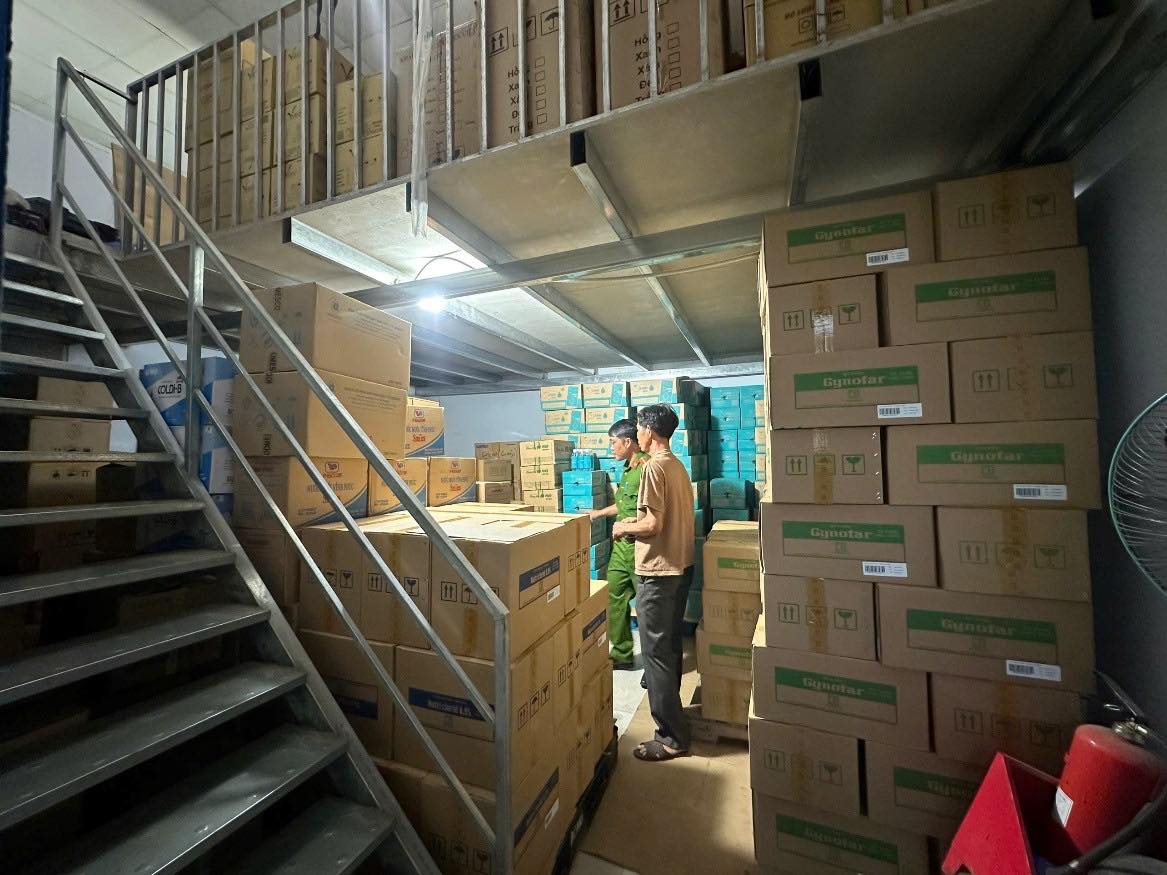 Lực lượng chức năng kiểm tra, xử lý kho thuốc tây trên địa bàn. Ảnh: Công an tỉnh Đồng Nai
