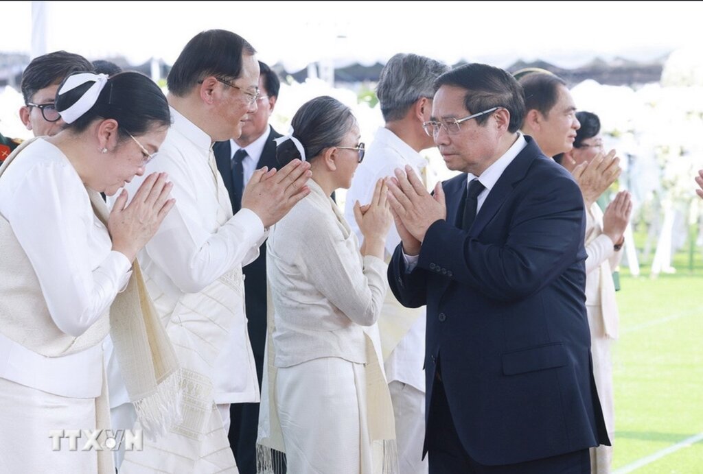Politburo member and Prime Minister Pham Minh Chinh expressed his condolences to comrade Khamtay Siphandone's family. Photo: VNA