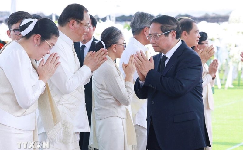 Politburo member and Prime Minister Pham Minh Chinh expressed his condolences to comrade Khamtay Siphandone's family. Photo: VNA