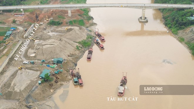 Băn khoăn công trình bên bờ làm kè, tàu hút cát rầm rập lòng sông ở Lào Cai