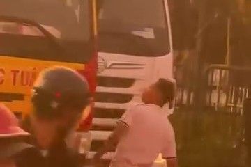 Canh mot nam thanh nien chay xe may chan dau va dung non bao hiem dap vo kinh xe cuu ho giao thong o Cu Chi (TPHCM). Anh: Cat tu clip