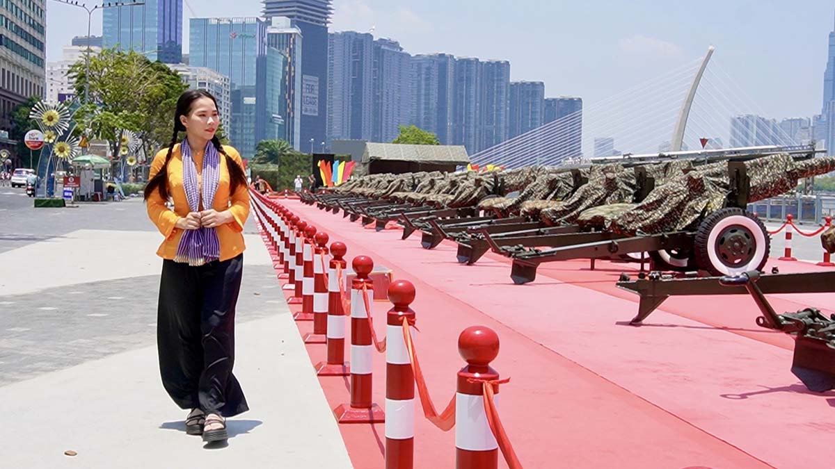 Ho Chi Minh City residents admire the big fishermen at Bach Dang wharf. Photo: Nhu Quynh