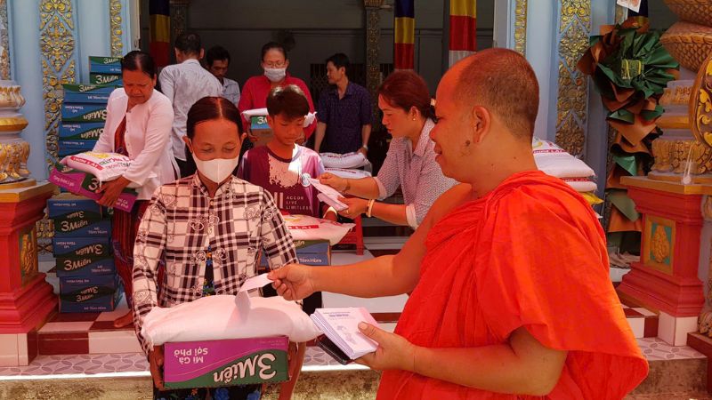 300 phan qua duoc trao den nguoi dan thuoc dong bao dan toc Khmer nhan dip Tet . Anh: TTVH huyen Tra On