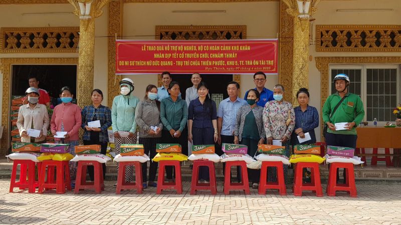 Tra On gives gifts, warms home for Chol Chnam Thmay Tet. Photo: Tra On District Health Center