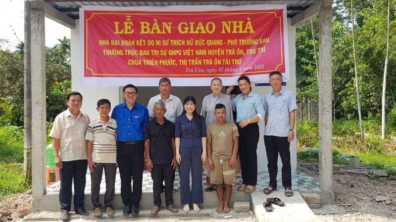 Ong Thach Anh thuoc dien ho kho khan ve nha o duoc trao nha nhan ai dip Tet .Anh: TTVH huyen Tra On