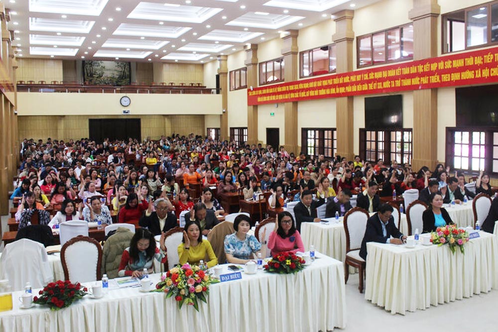 Voted to approve the resolution of the 2025 Workers' Conference at Da Lat Urban Services Joint Stock Company. Photo: Cam Nhung