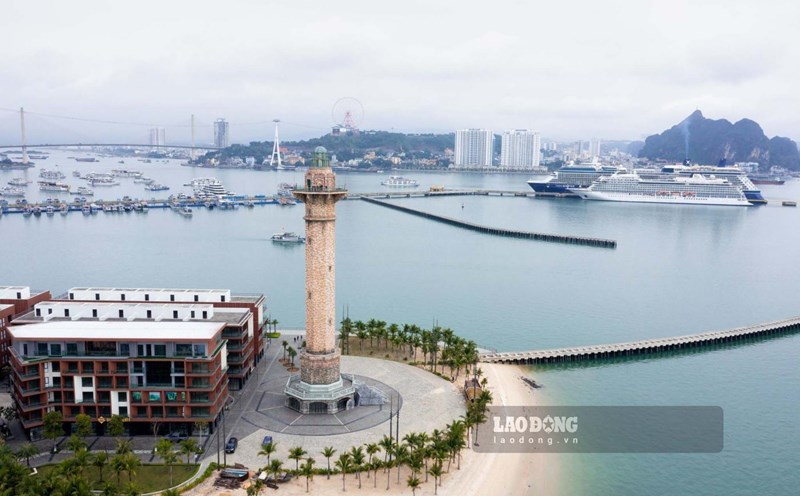 The lighthouse on the shore of Ha Long Bay. Photo: Nguyen Hung