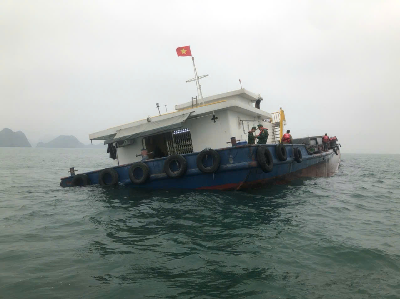 A cement barge is in distress in the Hai Phong border area. Photo: Doan Cat Ba Border Guard