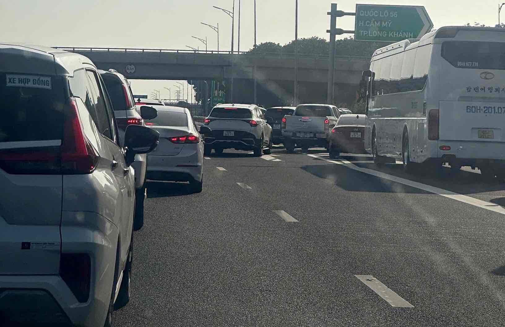 The authorities regulated the Phan Thiet - Dau Giay Expressway due to the increased number of vehicles after the holiday. Photo: NDCC