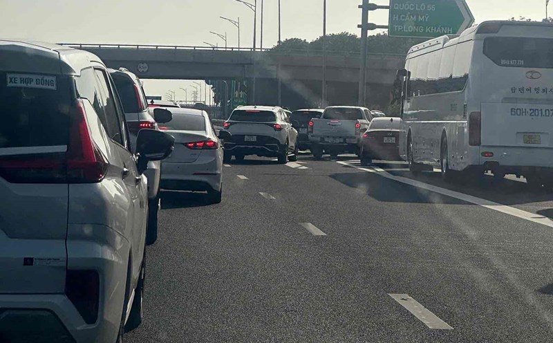 The authorities regulated the Phan Thiet - Dau Giay Expressway due to the increased number of vehicles after the holiday. Photo: NDCC