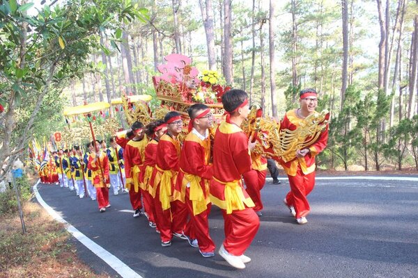 The offering ceremony at the Hung Kings' Commemoration Festival at Au Lac Temple, on the top of Phuong Hoang Mountain, Lam Dong Province. Photo: Phuong Tam
